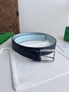 Bv 2026最新款男士编织腰带 纯手工Intreccio大格子编织 双面意大利小牛皮搭配微复古银色针扣 侧面有标识 皮带宽度35Mm 颜色: 深蓝 浅蓝 DD