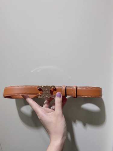 特 Celine 23 中号Triomphe Taurillon皮革腰带 青铜色 Taurillon.中腰，金色饰面金属件、亮面牛皮腰带 咖啡色！Triomph