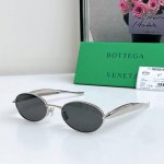 Bottega Veneta Eyewear的太阳镜因其雕塑般的金色镜腿而得名，这些镜腿特意被铸造成“沙丁鱼”的形状--这是该品牌配饰的标志性图案。采用椭圆形镜