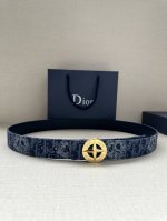 宽度3.5Cm 这款不锈钢金属腰带扣来自 Dior And Stone Island 限定系列，突显联名系列标志，Stone Island 的经典星星与 Dio