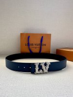 4.0宽 Lv Ranch 双面腰带再现 2024 春夏男装秀场的凌厉风范，为细腻牛皮革点缀崭新搭扣。西部风格 Lv 字母呈现做旧金属效果 牛皮革 做旧金属件