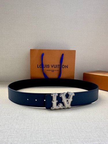 4.0宽 Lv Ranch 双面腰带再现 2024 春夏男装秀场的凌厉风范，为细腻牛皮革点缀崭新搭扣。西部风格 Lv 字母呈现做旧金属效果 牛皮革 做旧金属件