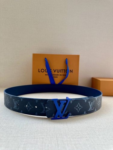 4.0宽: 新款lv Initiales 双面腰带出自 2025 春夏系列，为渐变帆布点缀缓缓淡出的 Lv 字母和monogram 花卉，翻转即现光滑皮革。莹泽
