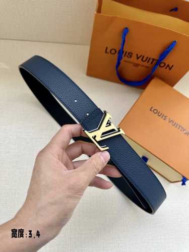 本款 3.4宽 Lv Aerogram 双面腰带令哑光 Lv Aerogram 搭扣占据中央，一面契合搭扣色彩，另一面呈现反差视效。