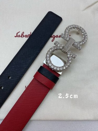 Ferragamo 25Mm金属Gancio双扣，女士双面牛皮，质感十足 独特复古风格 时髦中带着随性和酷感 .支持芯片扫码