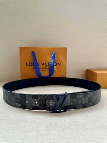 Lv 4.0宽Initiales Damoflage 双面腰带巧妙融入 Pharrell Williams 打造的像素化 Damoflage 图案，以深邃色调含