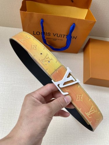 特P160 4.0宽:Pyramide Trunk L’Il 双面腰带以品牌经典元素烘托醒目数字印花，纪念 Virgil Abloh 的第七场路易威登时装秀。L