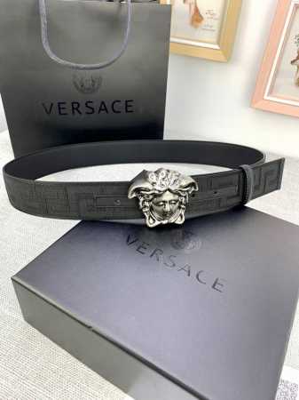 宽度：4.0Cm 范思哲 此款帆布回纹皮底 腰带饰有标志性的Versace美杜莎头像扣，彰显品牌格调。是一款精美的衣橱必备单品。 - 点击图像关闭