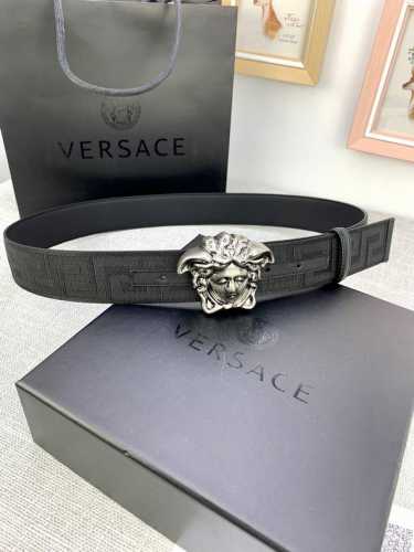 宽度：4.0Cm 范思哲 此款帆布回纹皮底 腰带饰有标志性的Versace美杜莎头像扣，彰显品牌格调。是一款精美的衣橱必备单品。
