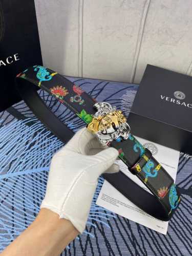 宽度4.0Cm Versace 范思哲 此款经典腰带由柔软的小牛皮制成，配有3D方形美杜莎头像腰带扣。 一面为单色，一面饰有品牌标志性barocco印花。