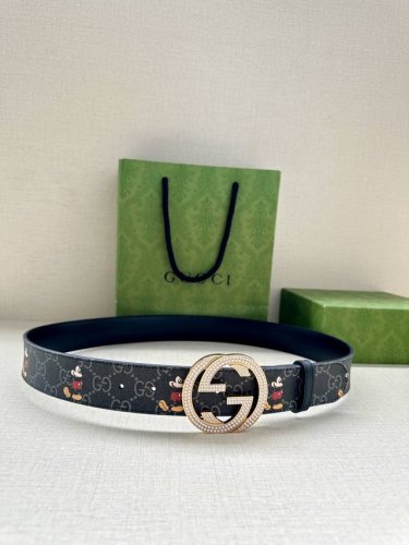 宽度4.0Cm Gucci 米奇动漫图案是Gucci的标志性元素之一，在这款配饰中焕新演绎为卡通风格设计。这款腰带融合了经典米奇元素和双G图案，突显品牌悠久的设