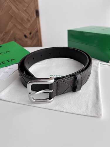 Bv 2025最新款男士编织腰带 纯手工Intreccio大格子编织 意大利荔枝纹小牛皮搭配微复古银色针扣 扁针扁孔设计 可活动皮圈 宽度35Mm 颜色: 咖啡