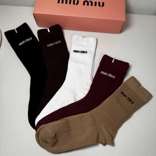 特 Miumiu 缪缪新品女款袜子 一盒五双 刺绣经典Miumiu字母，透气柔软舒适，超火爆小单品，大牌出街，潮人必备超好搭
