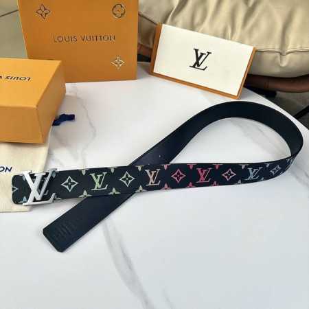 原版包裝 L0Uis Vuitt0N 專櫃最新版本 寬度40毫米 皮帶面採用定制帆布面料 原廠進口頭層小牛皮底 手感極佳 配置經典型字母搭扣 雙面用 滿足不同需 - 点击图像关闭