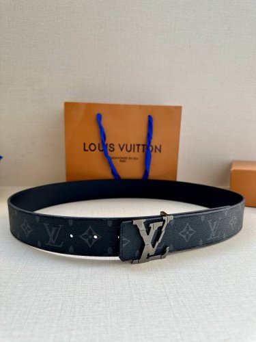 特 4.0宽 Lv Broken 双面腰带令 Lv 字母搭扣呈现锯齿状边缘，与腰带的边染色彩互为映衬。Monogram 图案帆布和牛皮革提供两式格调。