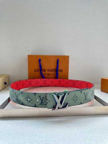 特 本款 4.0宽 Lv Initials 双面腰带展现经典Monogram 帆布的缤纷演绎，以 Lv 字母搭扣彰显瞩目风范，可为经典或休闲造型注入摩登新意