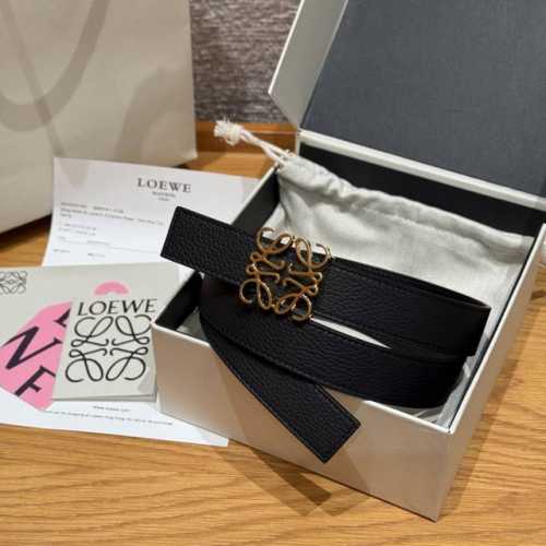 新款女士腰带 Ewe 意威经典Logo腰带实用性很强 光滑小牛皮双面腰带，配有Ewe Anagram搭扣 腰带非常有质感，喜欢Ewe的Logo设计，优雅 宽度：