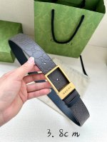 宽度3.8Cm Gucci 双面腰带，一侧为Gucci Signature皮革，反面一侧为单色皮革。配以长方形互扣式带扣。 黑色Gucci Signature皮