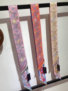 Plv2347Lv束发带！Monogram 图案致意品牌经典，繁复图景均由喷墨印制呈现。法国进口真丝面料非常特别的触感 超多用途：领巾、发带、包包配饰、腰带..