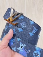 本款 双面腰带以水彩效果捕捉画家的创意瞬间，将 Monogram 图案浮现于晕染底色，翻转即现素净一面。哑光 搭扣再添品牌格调。Monogram 帆布，小牛皮，