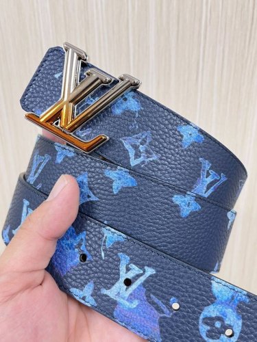 本款 双面腰带以水彩效果捕捉画家的创意瞬间，将 Monogram 图案浮现于晕染底色，翻转即现素净一面。哑光 搭扣再添品牌格调。Monogram 帆布，小牛皮，