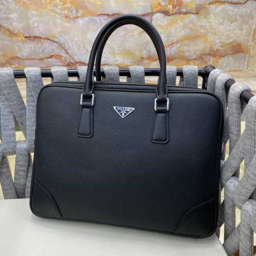 Prada-普拉达最新款男士公文包采用小牛皮制作 皮质柔软 手感超赞 配置密码 实用性强 细节做工精致 高端大气上档次 休闲大方 高品质尺寸：39-28-7型号