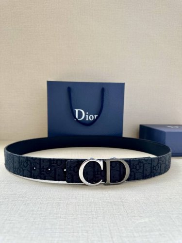 宽度3.5Cm Dior 这款腰带扣采用“Cd”标志造型，以不锈钢金属精心打造。可与各式 35 毫米腰带搭配，提升格调，打造优雅精致的造型。