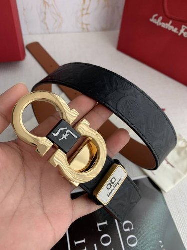 品名：菲拉格慕.Ferrgamo原单 型号：挂扣，原版经典挂扣，实物拍摄，头层牛皮 材料：百分百头层牛皮，保证真皮。双面可用专柜同等质量，经典头层牛皮压花土黄平