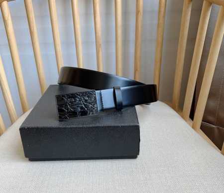 特 Prada 普拉达 专柜最新款 这款简约的腰带饰以新颖的混合图案 Saffiano皮革优雅的交叉平行线阴影图案与鳄鱼皮的精美纹理之间 彰显饱满的同色设计 标 - 点击图像关闭