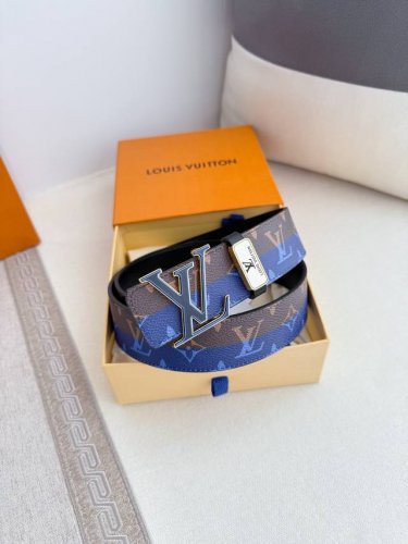 品名： Lv..路易..威登腰带皮带原单 型号：挂扣，经典纯钢材质挂扣，头层牛皮，图片实物拍摄 材料：头层牛皮，挂扣系列，纯钢材质扣头，钯镀电镀工艺永不掉色。原
