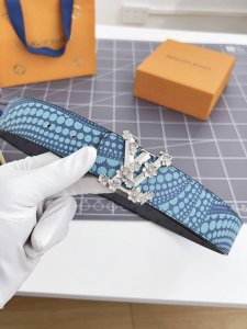 特 寬：40Mm 驢家新品 Nigo新品限量版 專櫃有售新品男士系列 訂製帆布面料飾有最新的圖案 搭配經典咖老花色系 經典鋼K字母搭扣 雙面用 兩種佩戴方式潮男