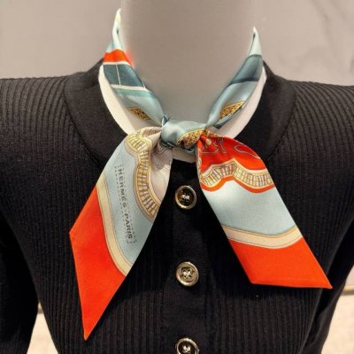 爱马仕Hermes“盛宴”Twilly小丝巾。 Twilly真丝缎带 100%桑蚕丝 。 这款小巧的真丝配饰佩戴方式千变万化，可为您的日常造型增添灵动妙趣！ 法