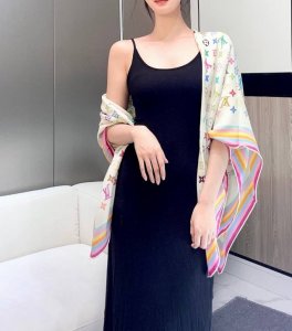 本款 Lv X Tm Monogram Multicolor 披肩出自路易威登与知名日本艺术家村上隆的合作系列，为轻柔丝毛混纺浸染素净色调，再以缤纷 Monog