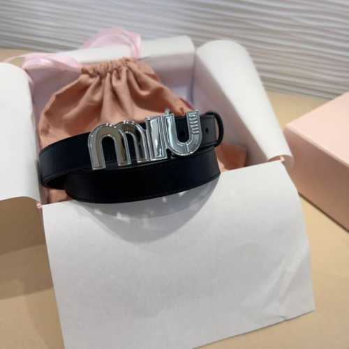 Miu Miu 这款皮革腰带是提升别致造型品味的理想之选。 醒目的标志性徽标装点搭扣，营造精致撞色与纹理效果。缕空m I U设计别致. 宽度: 2Cm 尺寸75