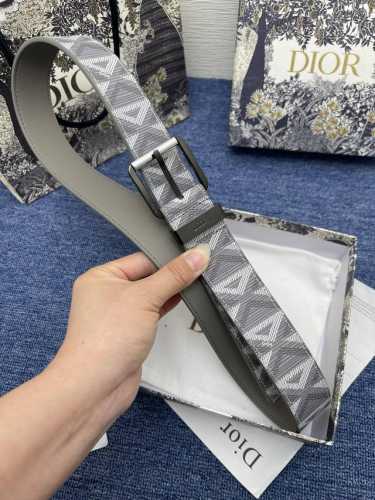 迪奥550 3.5Cm 这款 30 Montaigne Avenue 腰带从同名手袋汲取灵感，采用黑色光滑 牛皮革精心制作，质感柔软，设计优雅，饰以富有光泽的新