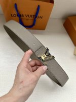 本款 Damier Lv 40 毫米双面腰带做工精良，风格经典。深色牛皮革皮带与 Lv 字母搭扣优雅相称，与精心镂刻的英字母气质优雅，可双面使用，轻松搭配您钟爱