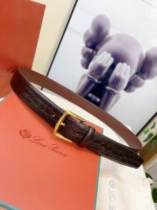 Loro Piana诺悠翩雅腰带以牛皮制成，具有丝滑柔软的哑光效果。搭配精致装束的理想之选。Loro Piana 标识的镀钯饰面金属方扣，3.5㎝宽