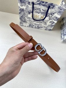 宽度2.0Cm Dior 迪奧 爆款平面無線帶身 Saddle两面头层牛皮皮带。 光亮金属“Cd”标志 採用進口雙面頭層牛皮