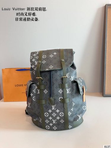 Lv Discovery 双肩包 男生日常休闲搭配的理想选择～ 实用又百搭，小小的身体大大的空间 非常适合放随身物品~ 面料耐磨耐刮蹭，适合男生大大咧咧的性格尺