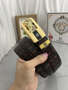 品名：Versace.范思哲 自动带 材质：原单牛皮腰带 百分百头层牛皮腰带保证真皮，24K纯钢扣，专柜原单品质、做工精细，时尚大牌，送人自用首选 包装： 请认