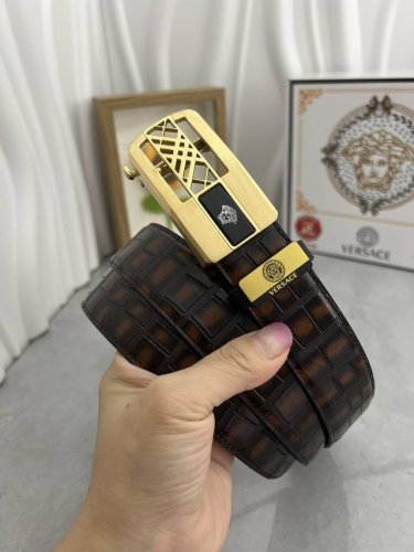 品名：Versace.范思哲 自动带 材质：原单牛皮腰带 百分百头层牛皮腰带保证真皮，24K纯钢扣，专柜原单品质、做工精细，时尚大牌，送人自用首选 包装： 请认