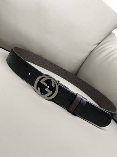 特 双面经典热压款 3.7双面腰带，一侧为Gucci Signature皮革，反面一侧为单色皮革。配以互扣式双G带扣