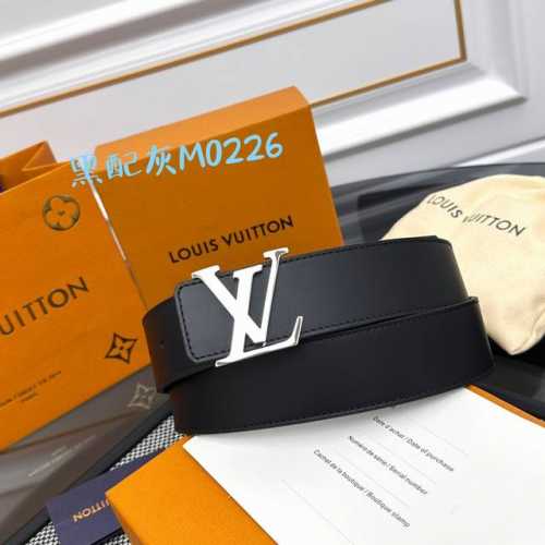 Lv Optic 40 毫米双面腰带取材丝滑牛皮革，中央 Lv Initiales 搭扣在浓郁色调中亦可呈现鲜明轮廓，为整体造型注入当代个性。
