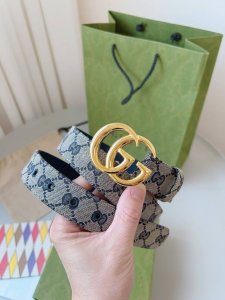 古奇 品牌最具代表性的图案在最新系列中被描绘成永恒而不断演变的符号。标志性的金色色调double G以其鲜明的触感定义了这款配饰。 米色和乌木origi