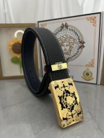 品名：Versace.范思哲 材质：原单牛皮腰带 百分百头层牛皮腰带保证真皮，24K纯钢扣，专柜原单品质、做工精细，时尚大牌，送人自用首选 包装： 请认准如图专