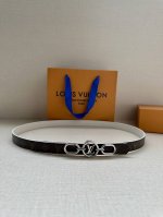 特 2.0宽 Lv Trio 双面腰带拼合细腻牛皮革和 Monogram 帆布，为中央金属搭扣聚焦 Lv Circle 标识 Monogram 花卉，雅致设计实