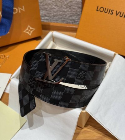 Lvinitales 40毫米双面腰带 设计源与传统又别具一格，这款 Lnitiales 40 毫米腰带选用双面 Taurillon 皮带，镶缀品牌标志性的 L