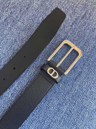 采用黑色粒面牛皮革精心制作，饰以镌刻有 Dior 的针扣和黑色金属覆层铜合金 Cd Icon 标志腰带环。款式高雅，可为各式正式造型提升格调。 针扣3．5厘米 - 点击图像关闭