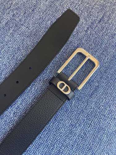 采用黑色粒面牛皮革精心制作，饰以镌刻有 Dior 的针扣和黑色金属覆层铜合金 Cd Icon 标志腰带环。款式高雅，可为各式正式造型提升格调。 针扣3．5厘米