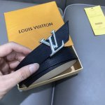 特 寬： 30Mm L0Uis Vuitt0N 女神必備款！專櫃編號 寬度30Mm 這款Lv字樣女士腰帶以Epi水波紋皮革製造.活活潑的亮色飾帶搭配以316精鋼